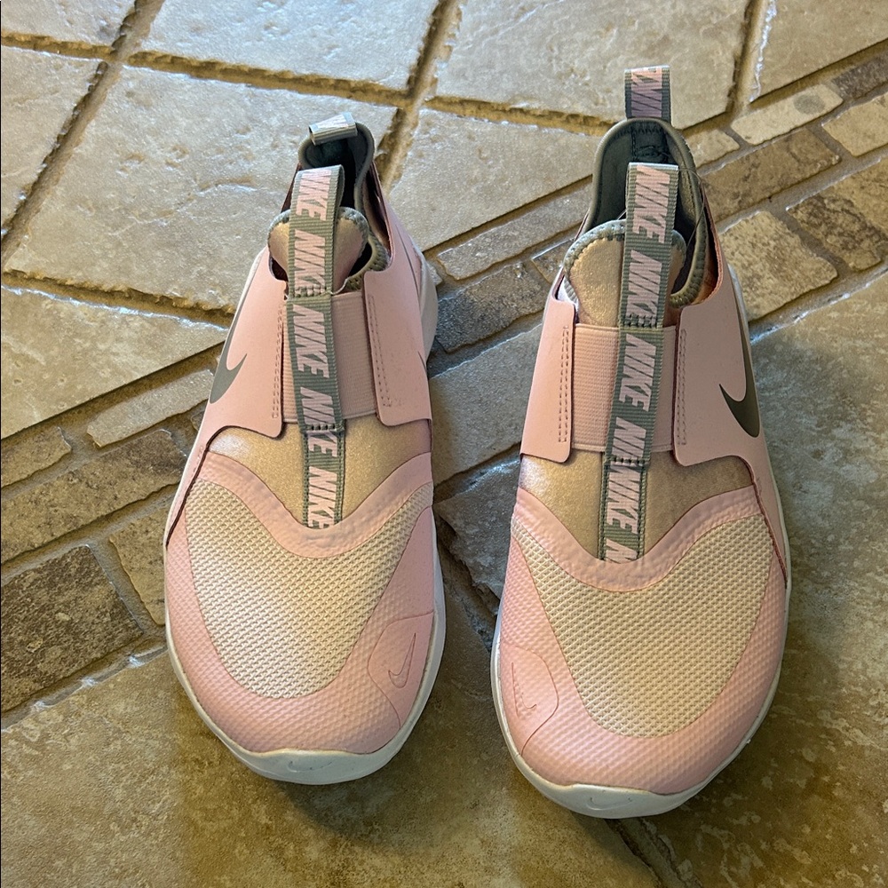 Nike Flex Runner GS in Pink and Silver